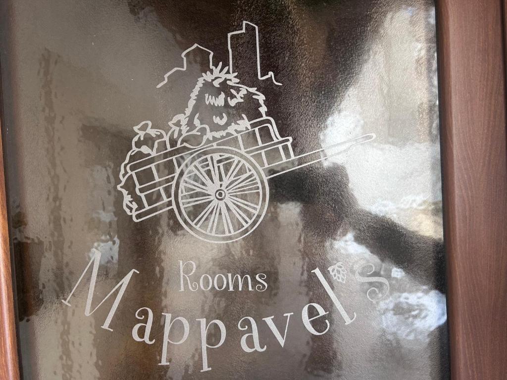 Insegna incisa Rooms Mappavel's all'ingresso dell'affittacamere — Castel del Monte