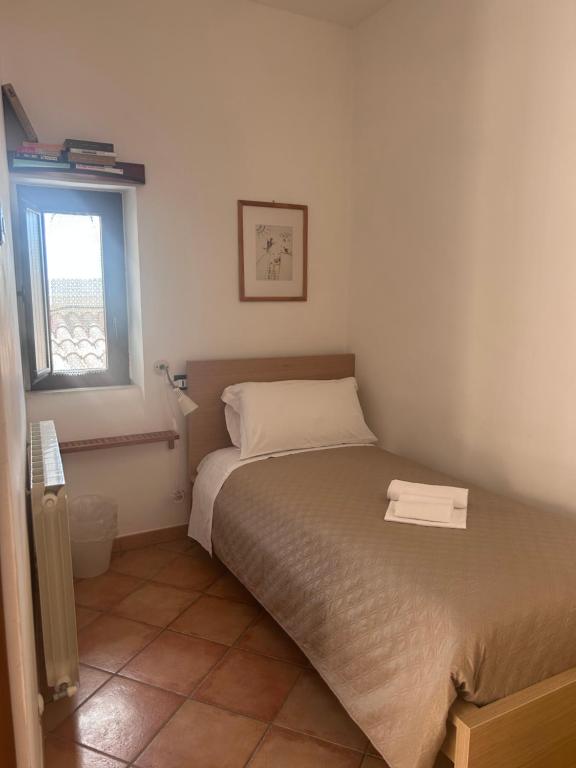 Camera singola accogliente con finestra sul borgo — Affittacamere Mappavel's, Castel del Monte